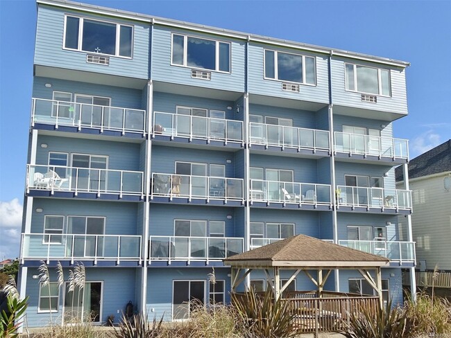 Building Photo - 1st Floor 1 bed 1 bath Oceanfront Condo