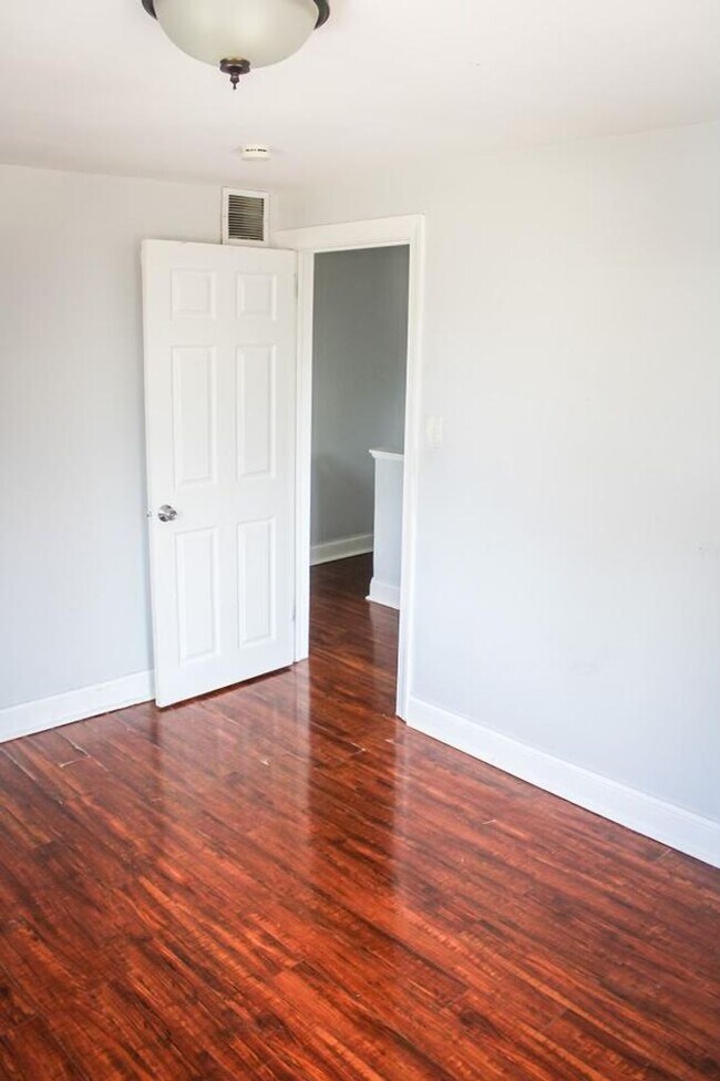 Building Photo - Stunning 3-Bedroom Home with Modern Amenit...