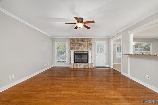 Building Photo - 820 Tannahill Dr SE