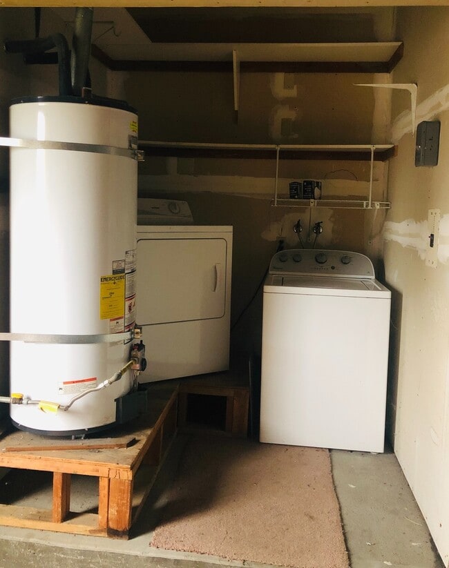 Building Photo - Lease break: Single Story Duplex