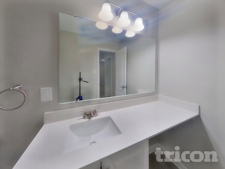 Building Photo - 14239 Hartwell Farm Dr