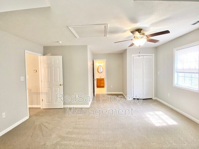 Building Photo - 102 Thunderbird Ln