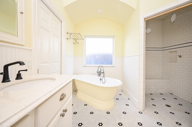 Building Photo - 6511 Mesa Vista Ct