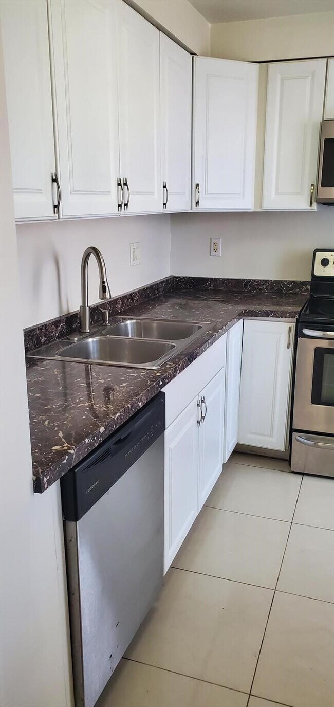 Building Photo - 301 Golden Isles Dr