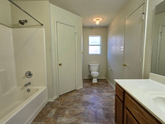Building Photo - 3303 Driftwood Dr