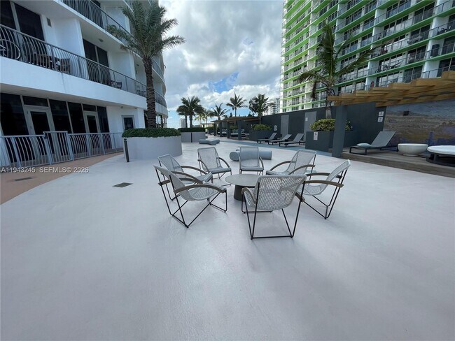 Building Photo - 1750 N Bayshore Dr