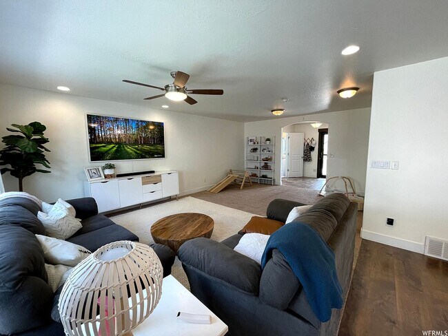 Building Photo - 616 W 4050 N