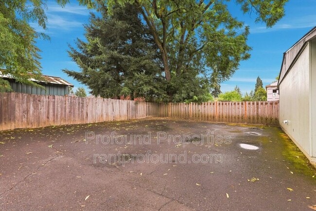 Building Photo - 742 SE 13th Ave