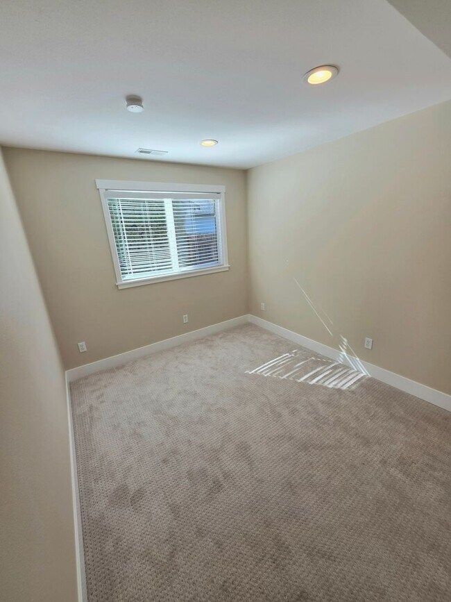 Building Photo - Auburn west hill 4 bedroom and 3 bathroom well maintained home.  Available NOW!