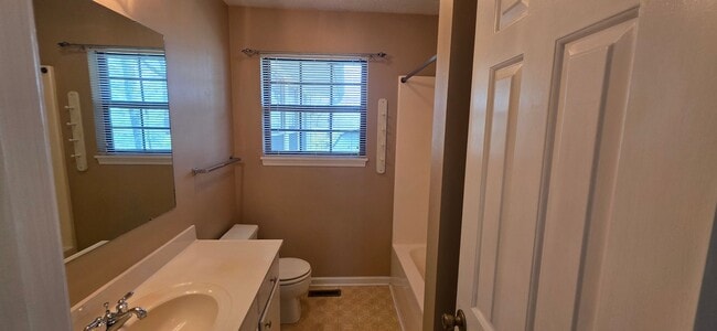 Building Photo - Location, Location, Location! This 3 bedroom / 2 bath is located within walking distance to Druid...