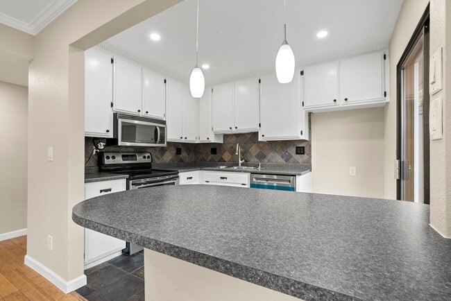 Building Photo - Beautiful 3-bedroom, 3-bathroom townhome  ...