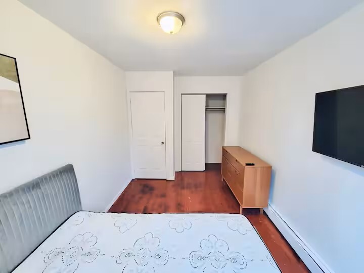 Building Photo - Furnished room/NOT APARTMENT