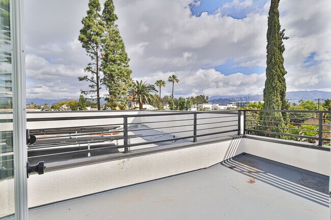 Building Photo - Modern 4 Bed / 3 Bath Townhome with Privat...