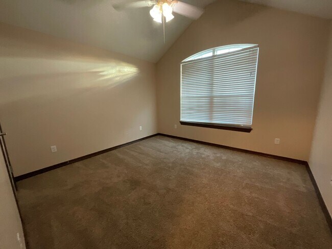 Building Photo - Large 3 Bedroom 2 Bathroom Home W/ Fenced Yard in WEBB CITY MO!!!