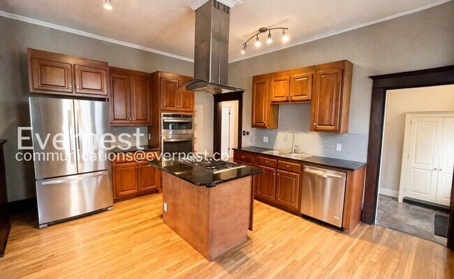 Building Photo - 3 Bed/2 Bath Home with Fenced Yard / Pet-Friendly / Available Now!