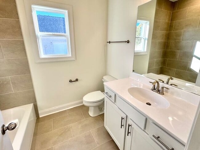 Building Photo - Now Leasing a 5-bedroom 3 bath home in Olive Branch @ Southbranch.