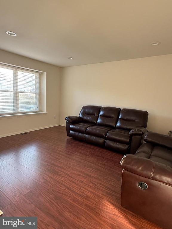 Building Photo - 5 Westbury Dr