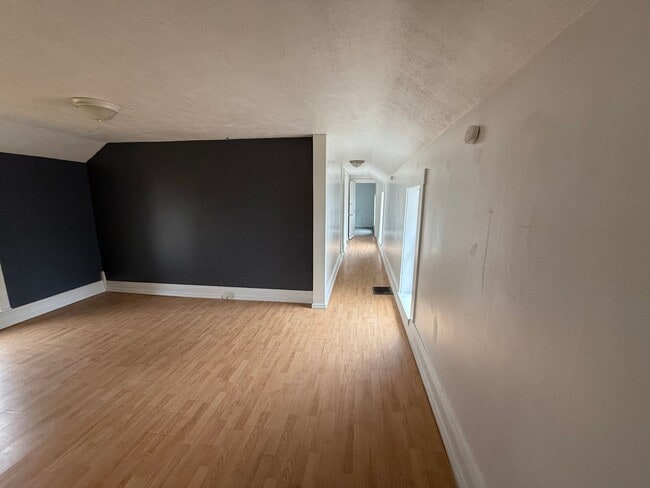 Building Photo - Large Duplex Available 6BD 2 BTH