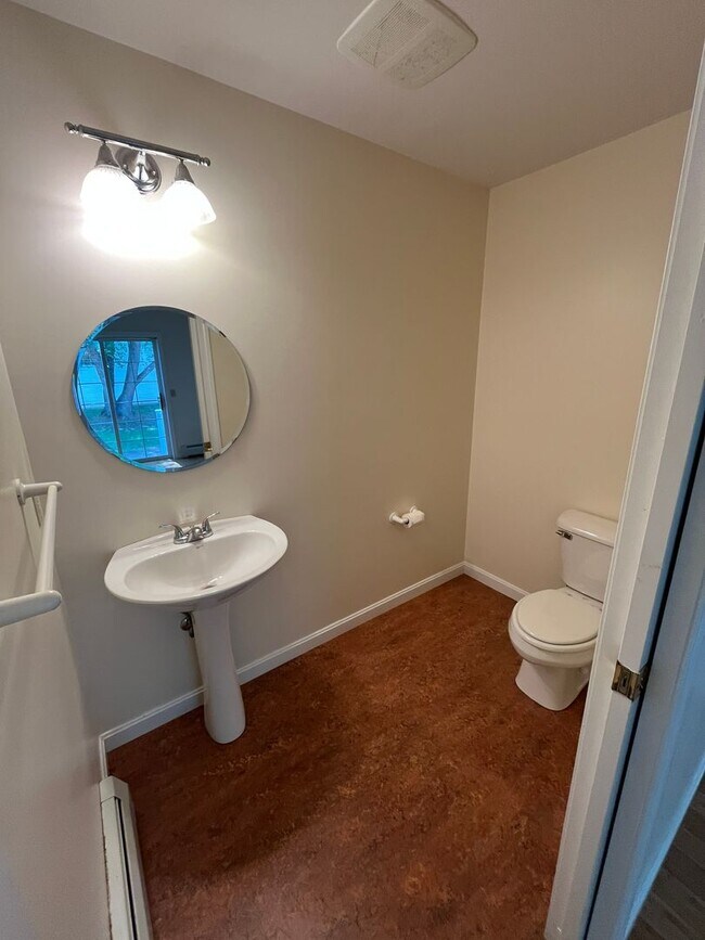 Building Photo - Spacious  South Burlington Townhouse for Rent - Available 7/1