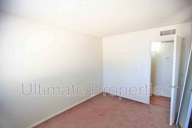Building Photo - 1614 W Sequoia Dr
