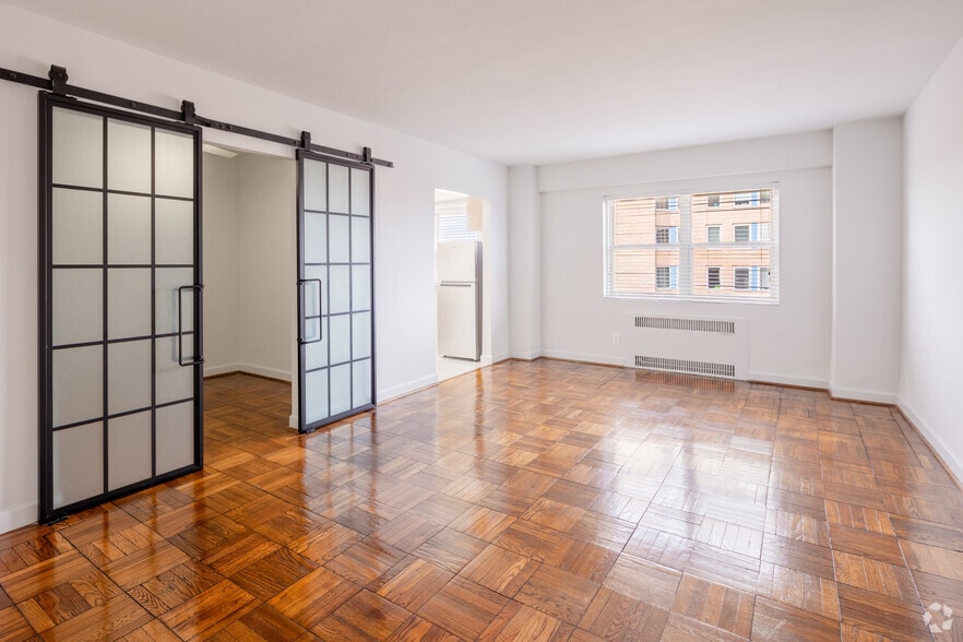 Primary Photo - Skyline Towers