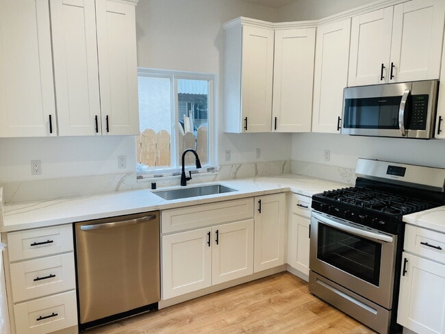Building Photo - Spacious 3-Bed, 2-Bath Home on Thomson Court