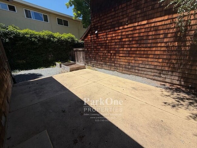 Building Photo - Two Bedroom Town House Walking Distance to Downtown Lafayette