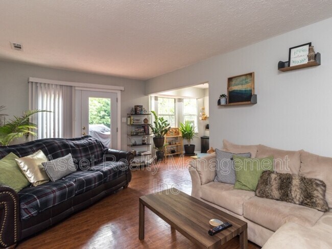 Building Photo - 9009 Tall Timber Dr