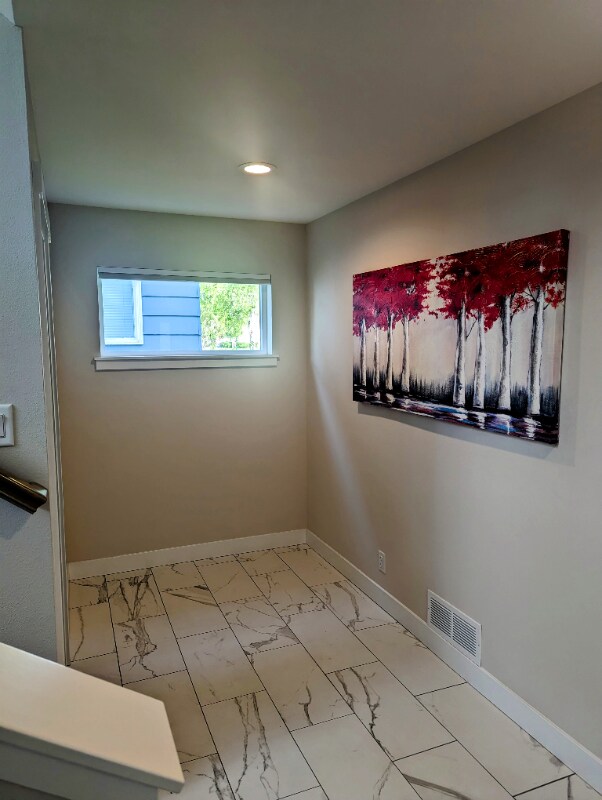 Building Photo - 957 W 12th Ave