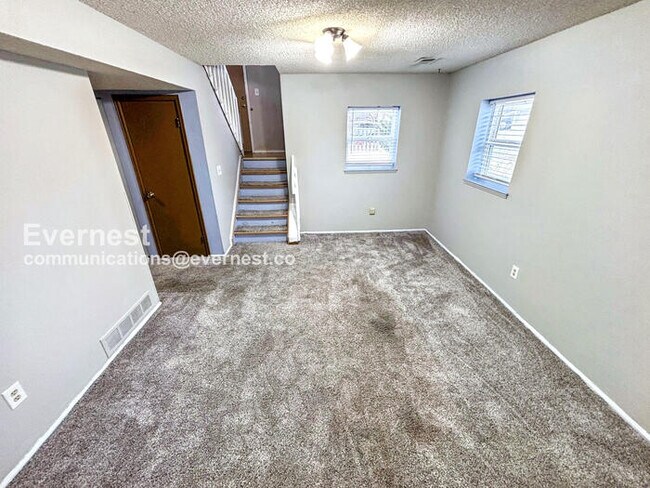 Building Photo - 4 Bed/2 Bath Home with Fenced Yard & Garage / Available Now!