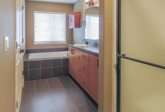 Building Photo - Beautiful 2br/2.5ba Townhome in Arbor Parc...