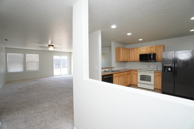 Building Photo - 16274 Silver Creek Ave