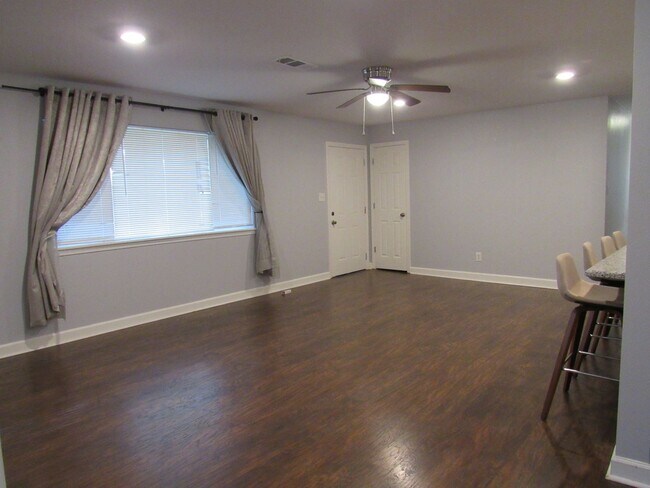 Building Photo - Contact Peggy 501 676 1758