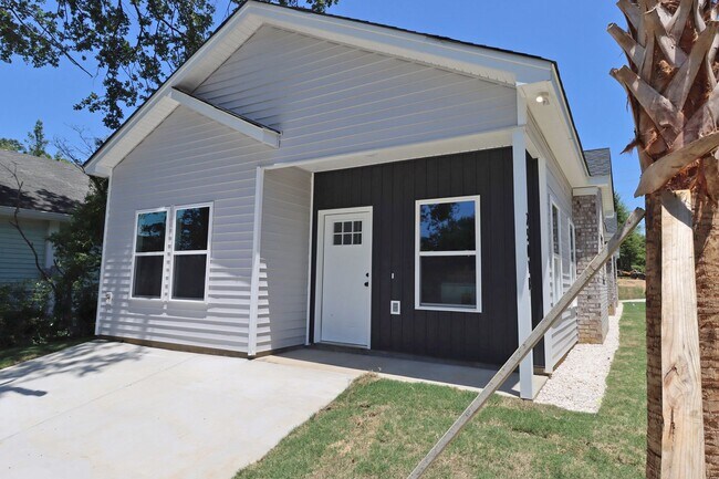 Building Photo - Student-Friendly 4BR/4BA Home in Downtown ...