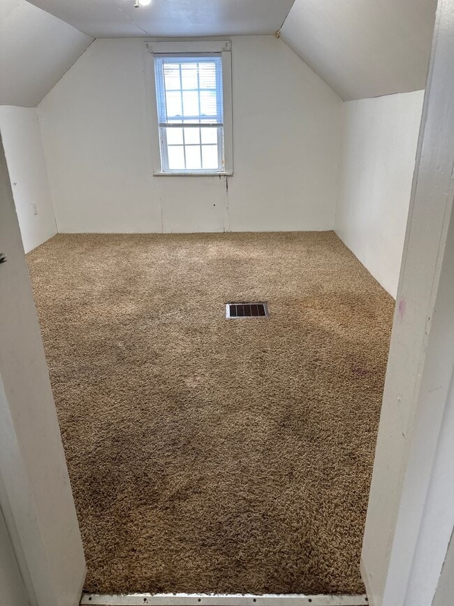 Building Photo - 646 Kern St