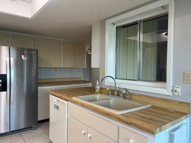 Building Photo - Lovely Lakefront Pinebrook South Home for Annual Rental