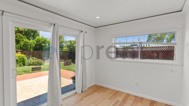 Building Photo - Unit
