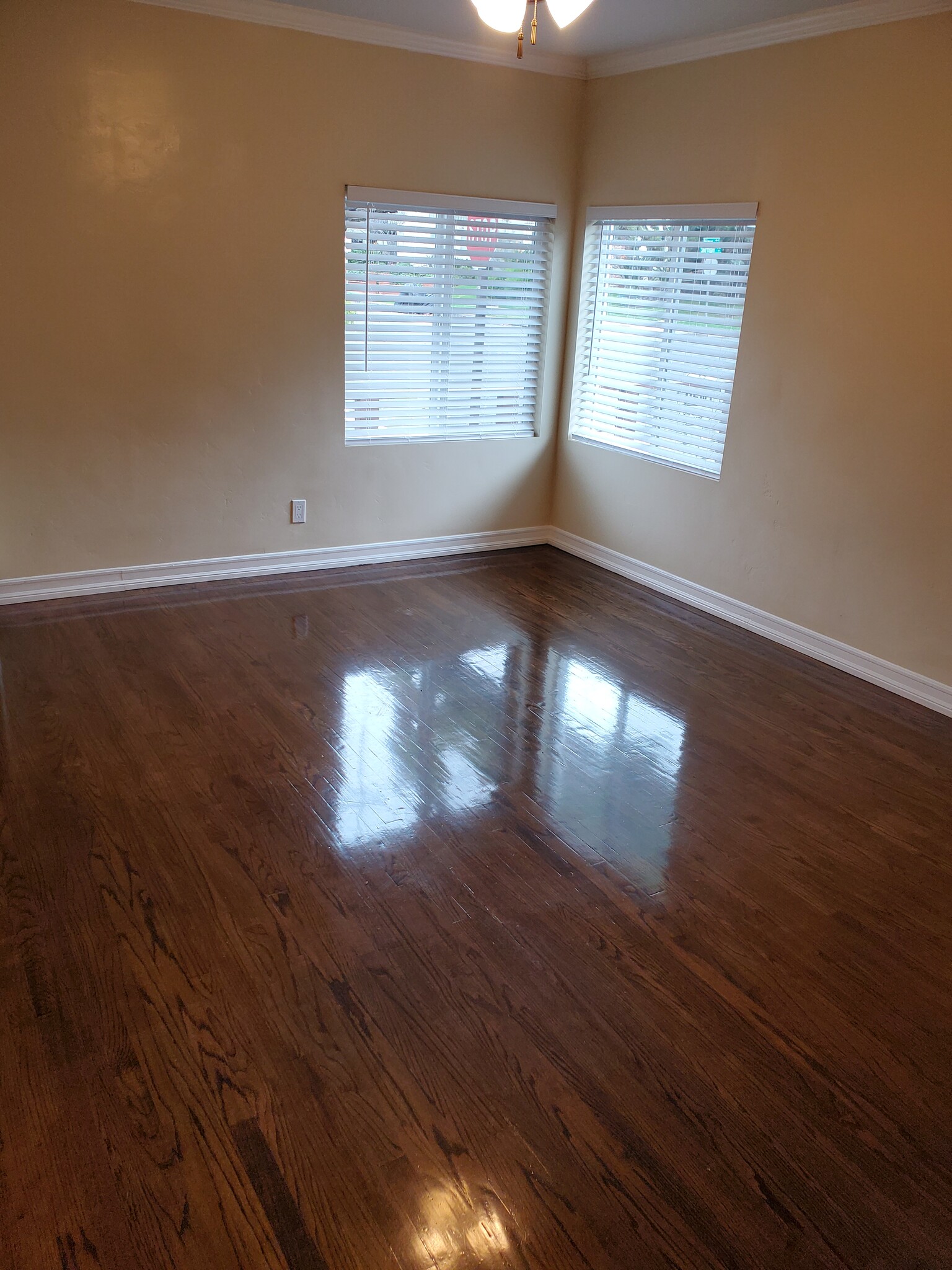 Building Photo - 421 N Ditmar St