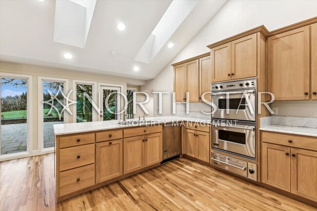 Building Photo - Escape to the Country, Spacious Contemporary in Wilsonville with Shop