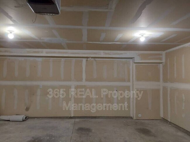 Building Photo - 1561 Pelican Lakes Point