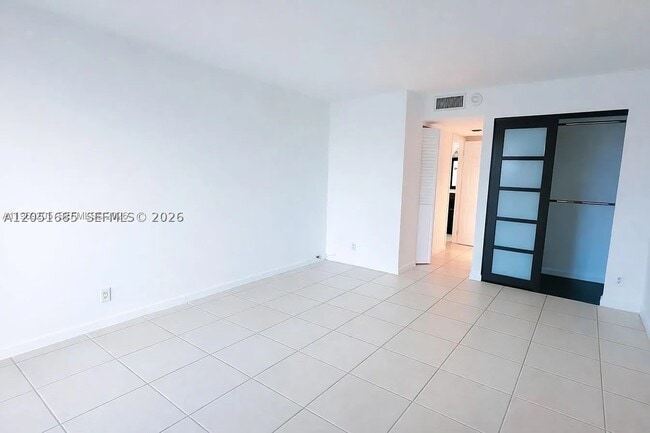 Building Photo - 100 Bayview Dr