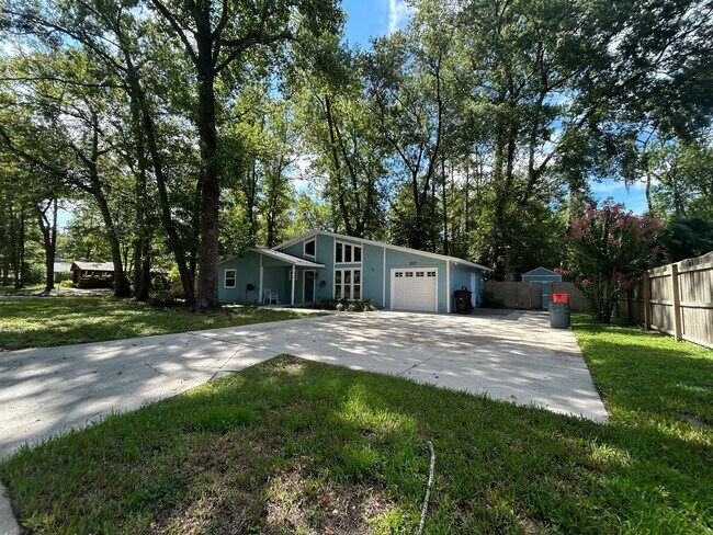 Building Photo - Dream home awaits: stunningly updated 3 be...