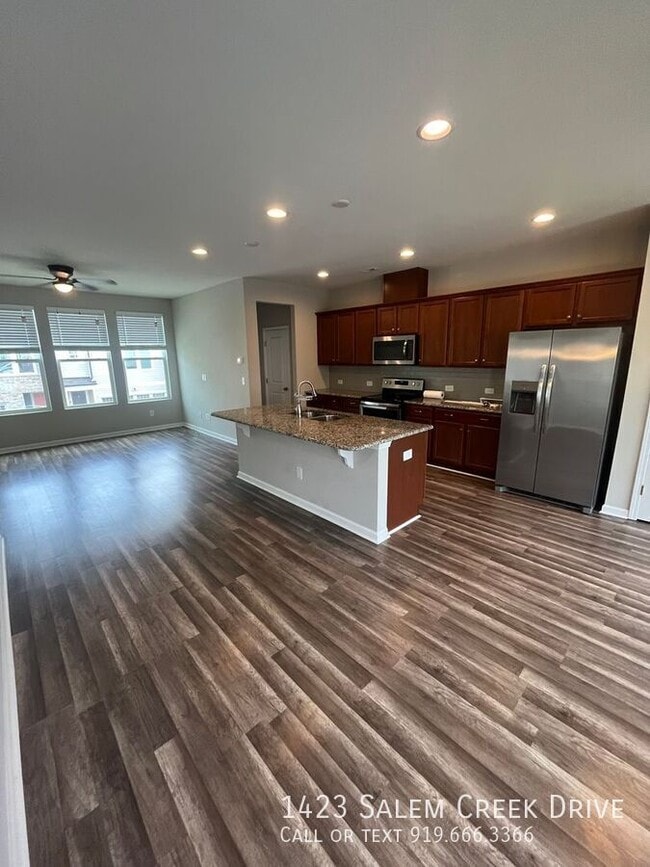 Building Photo - 1423 Salem Creek Dr