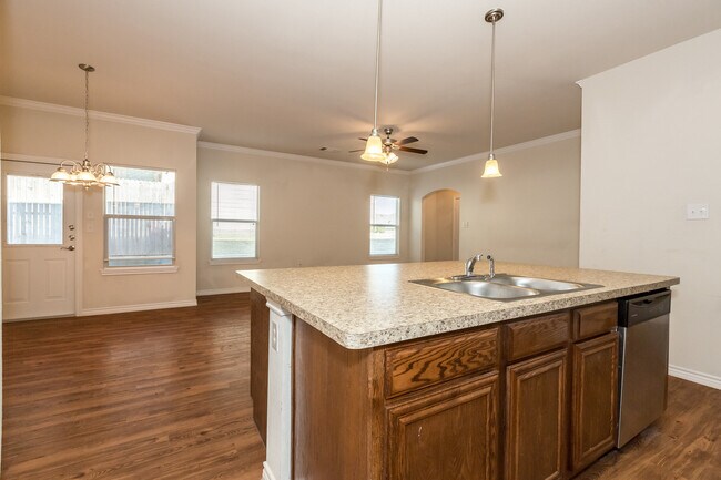 Building Photo - Great 3 bed/2 bath Home Backing onto Holland Park Recreation Area/Trail!!