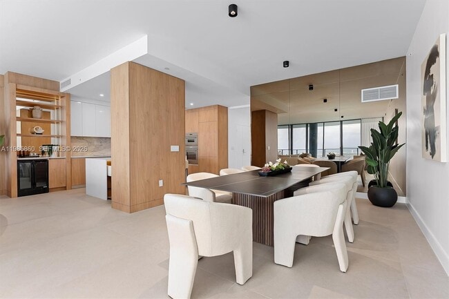 Building Photo - 700 NE 24th St