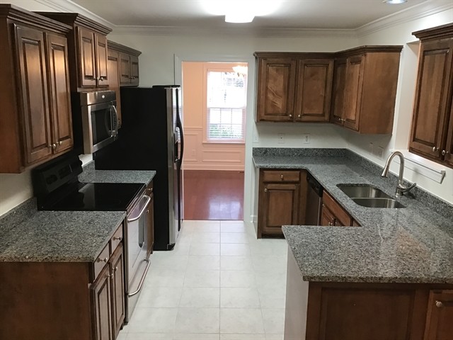 Building Photo - 560 Summit Way