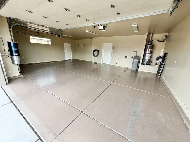 Building Photo - Beautiful 4 bed 2.5 bath Home!