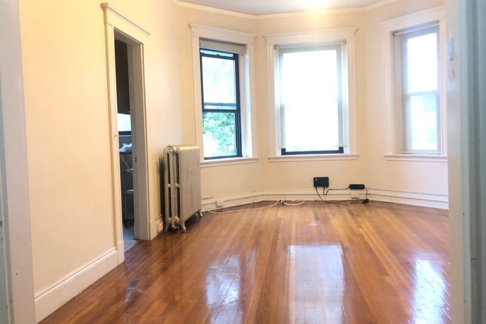 Building Photo - 347 Pleasant St