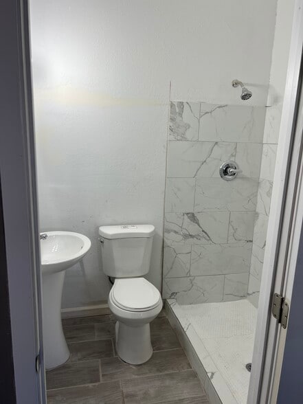 Building Photo - 4604 E Van Buren Ave