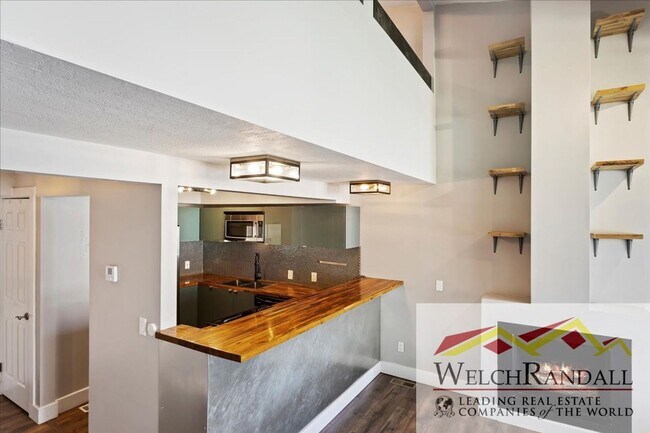 Building Photo - Recently Remodeled, Spacious 1 Bedroom Condo